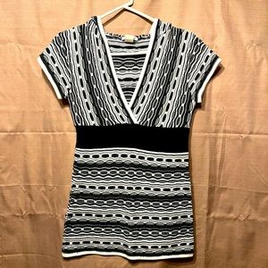 Wet Paint black, white, and grey cap sleeve v-neck sweater hoodie size L